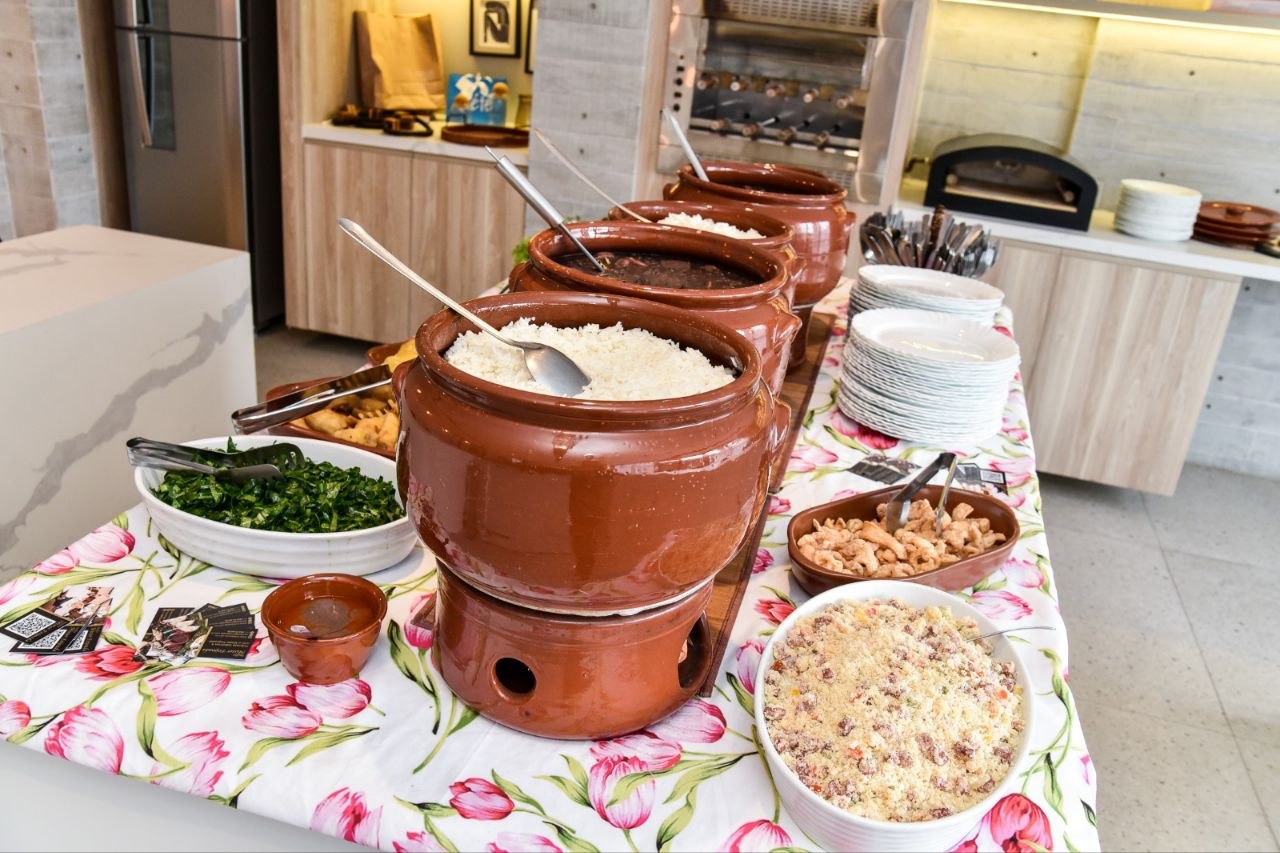 Buffet completo de feijoada com estrutura montada no evento