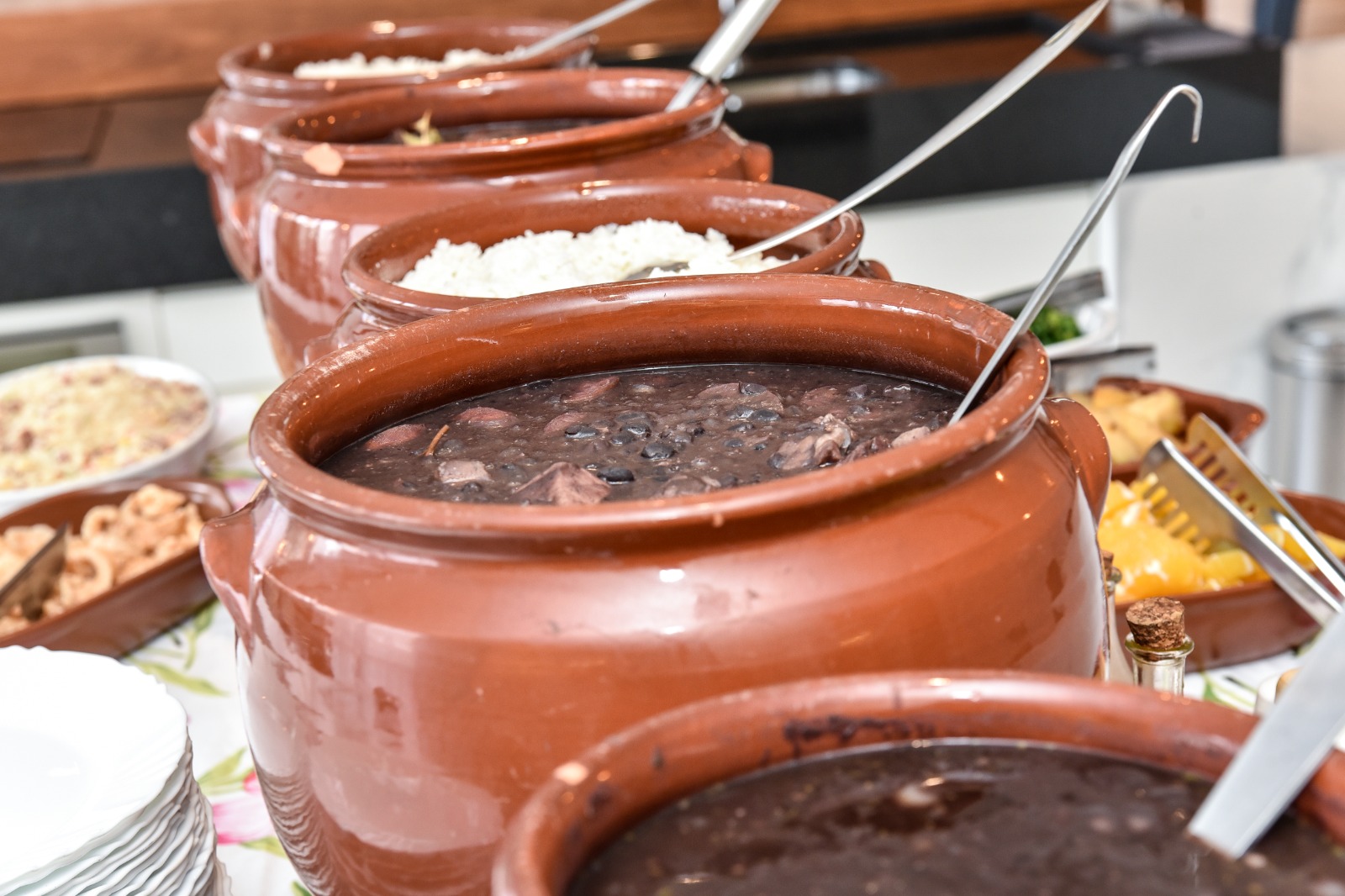 Feijoada servida em caçarolas no evento
