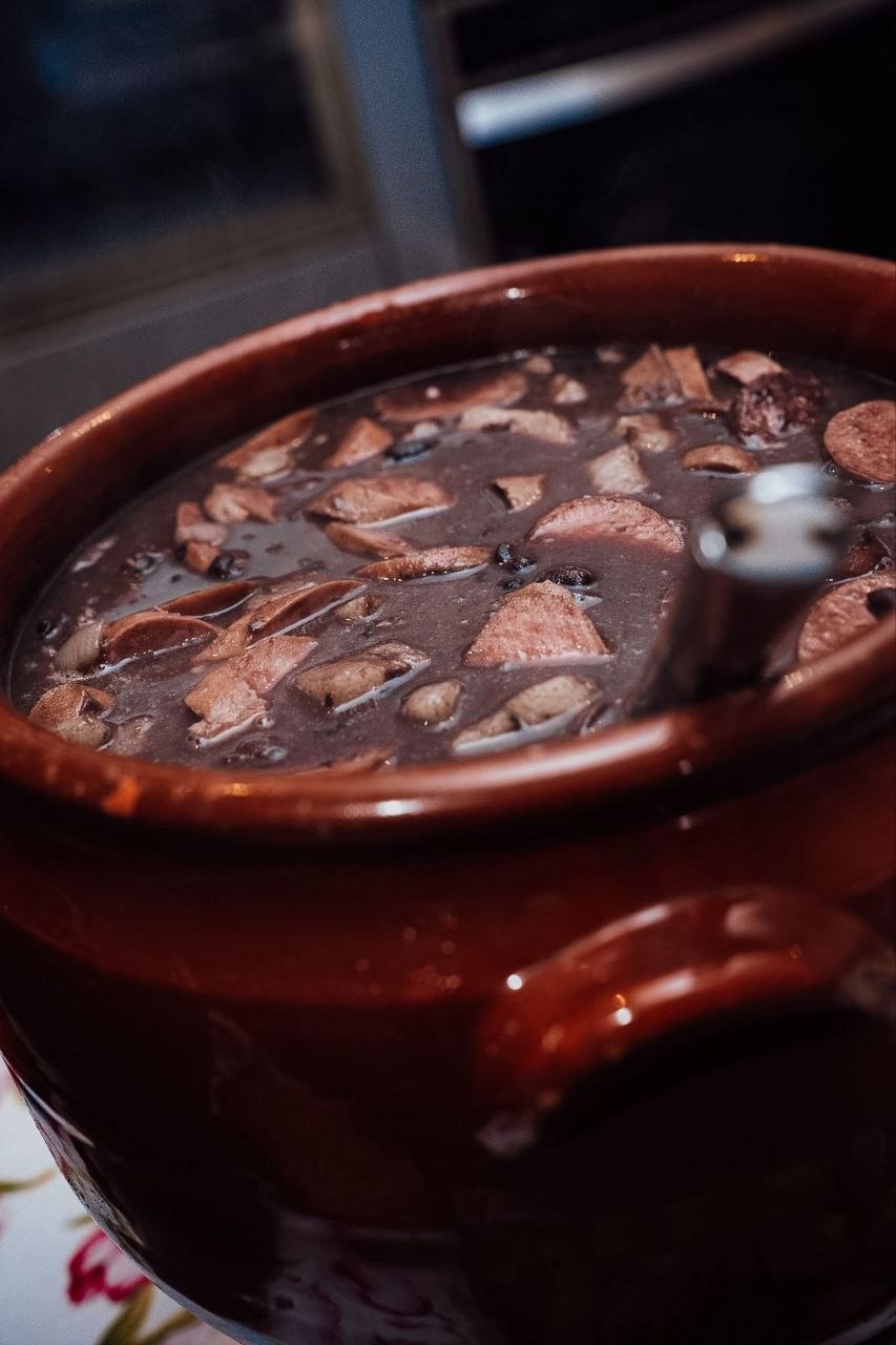 Close da feijoada servida no buffet Mister Feijoada
