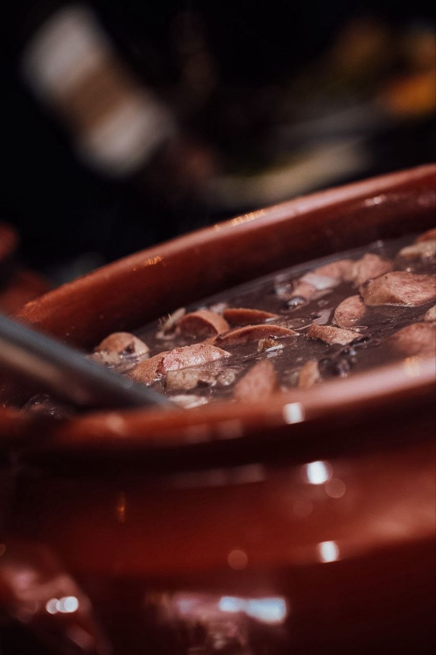 Panela de feijoada sendo servida no evento